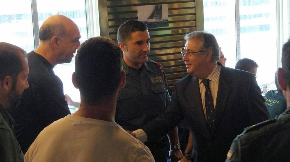 Zoido returns by surprise to Catalonia to support police and civil Guards